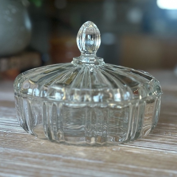 Elegant Clear Glass Bowl - Picture 1 of 10